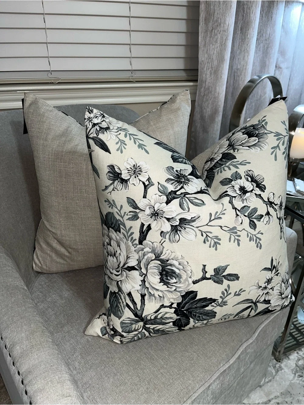 1-NWT SOHO STUDIO FLORAL DESIGN LUXURY DECORATIVE PILLOW
